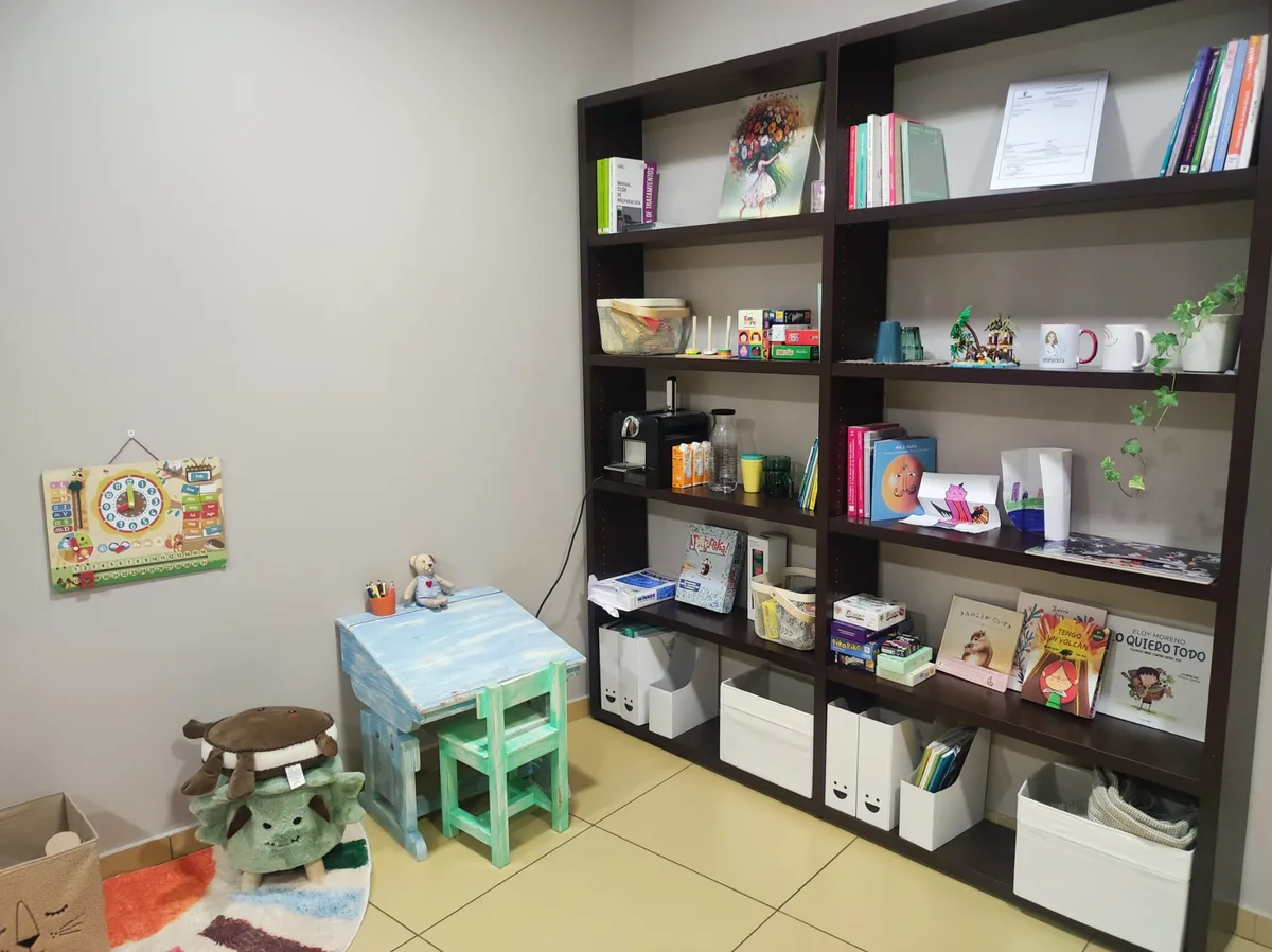 Estantería con material psicométrico, juegos y recursos terapéuticos